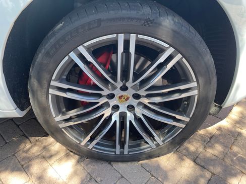 Used 2017 Porsche Macan Turbo AWD/4WD image 29