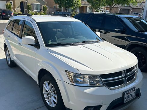 Used 2015 Dodge Journey SXT w/ Flexible Seating Group image 1