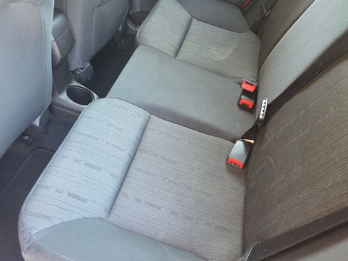 Used 2010 Ford Focus SE FWD image 12