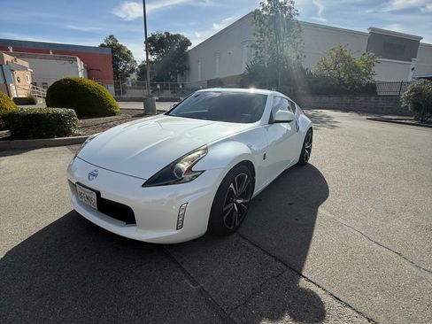 Used 2018 Nissan 370Z Coupe RWD image 9