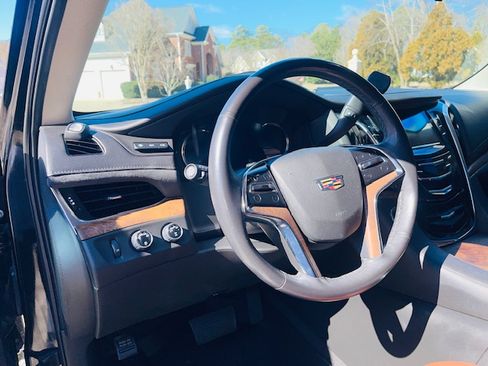 Used 2020 Cadillac Escalade Luxury w/ Escalade Sport Edition image 6