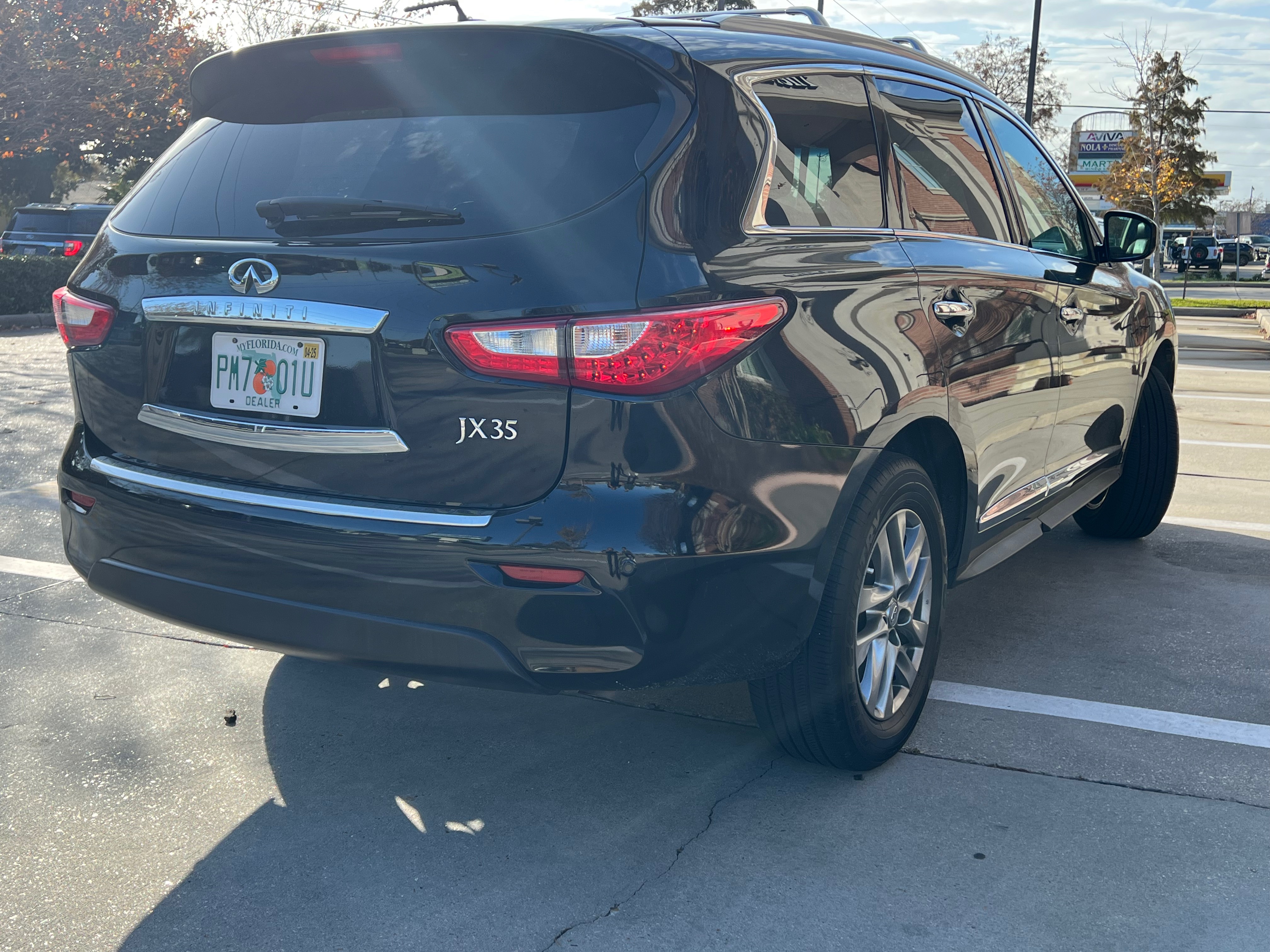 Used 2013 INFINITI JX35 FWD w/ Premium Pkg image 2