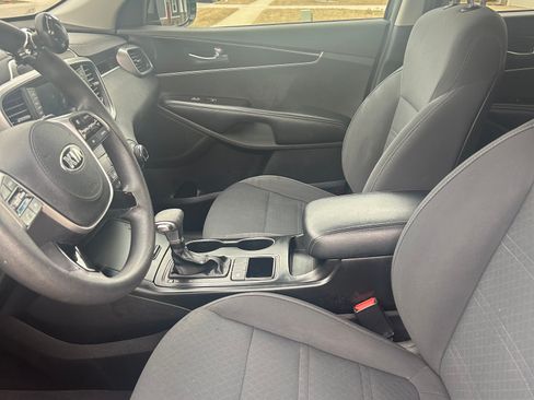 Used 2020 Kia Sorento LX image 10