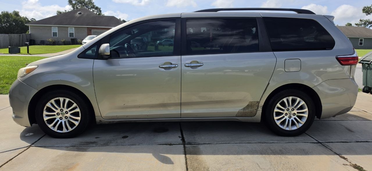 Used 2015 Toyota Sienna XLE FWD image 5
