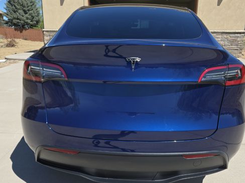 Used 2023 Tesla Model Y Long Range AWD/4WD image 1