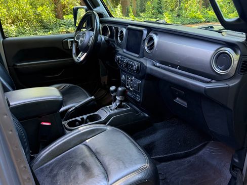 Used 2020 Jeep Wrangler Unlimited Sahara AWD/4WD image 9