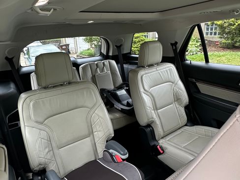 Used 2019 Ford Explorer Platinum AWD/4WD image 9