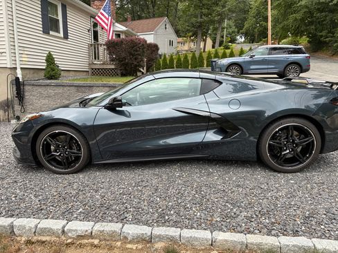 Used 2021 Chevrolet Corvette Stingray Premium Cpe w/ Z51 Performance Package RWD image 2