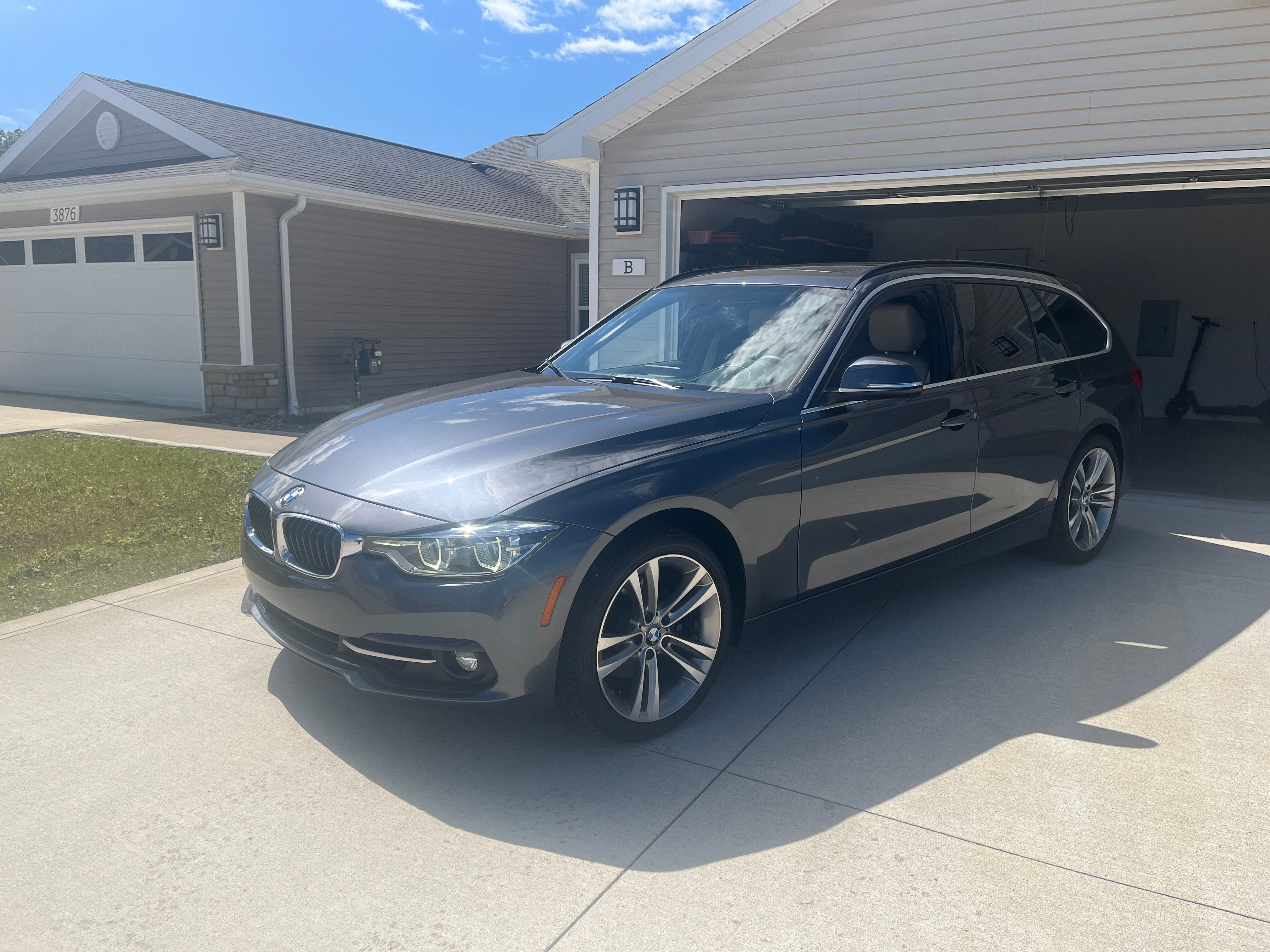 Used 2018 BMW 330i xDrive Wagon AWD/4WD image 1