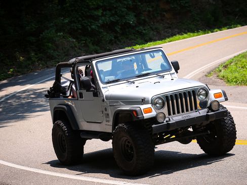 Used 2005 Jeep Wrangler Unlimited AWD/4WD image 2