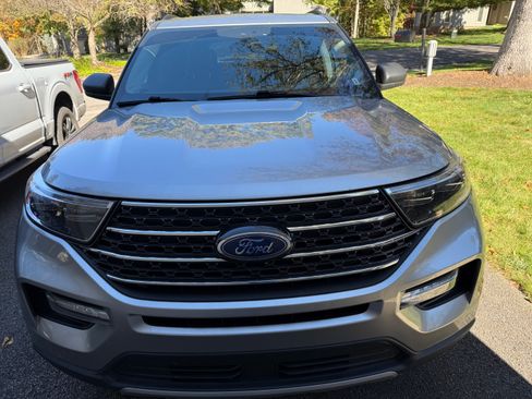 Used 2021 Ford Explorer XLT w/ Equipment Group 202A AWD/4WD image 2