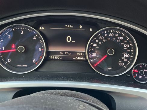 Used 2014 Volkswagen Touareg TDI image 9