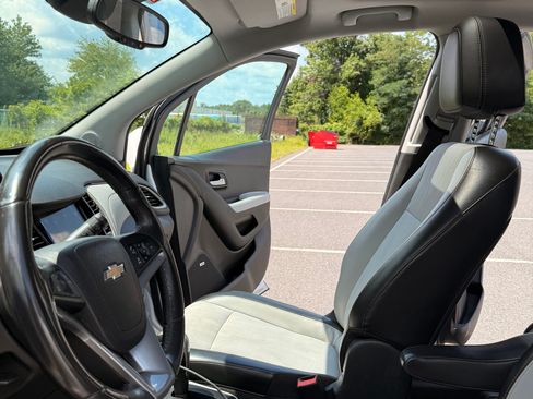 Used 2018 Chevrolet Trax LT w/ Sun & Sound Package AWD/4WD image 9