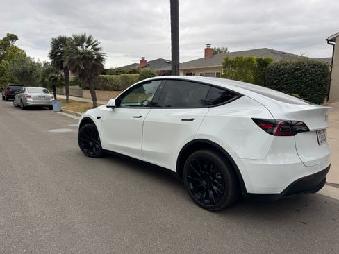 Used 2023 Tesla Model Y Long Range AWD/4WD image 4