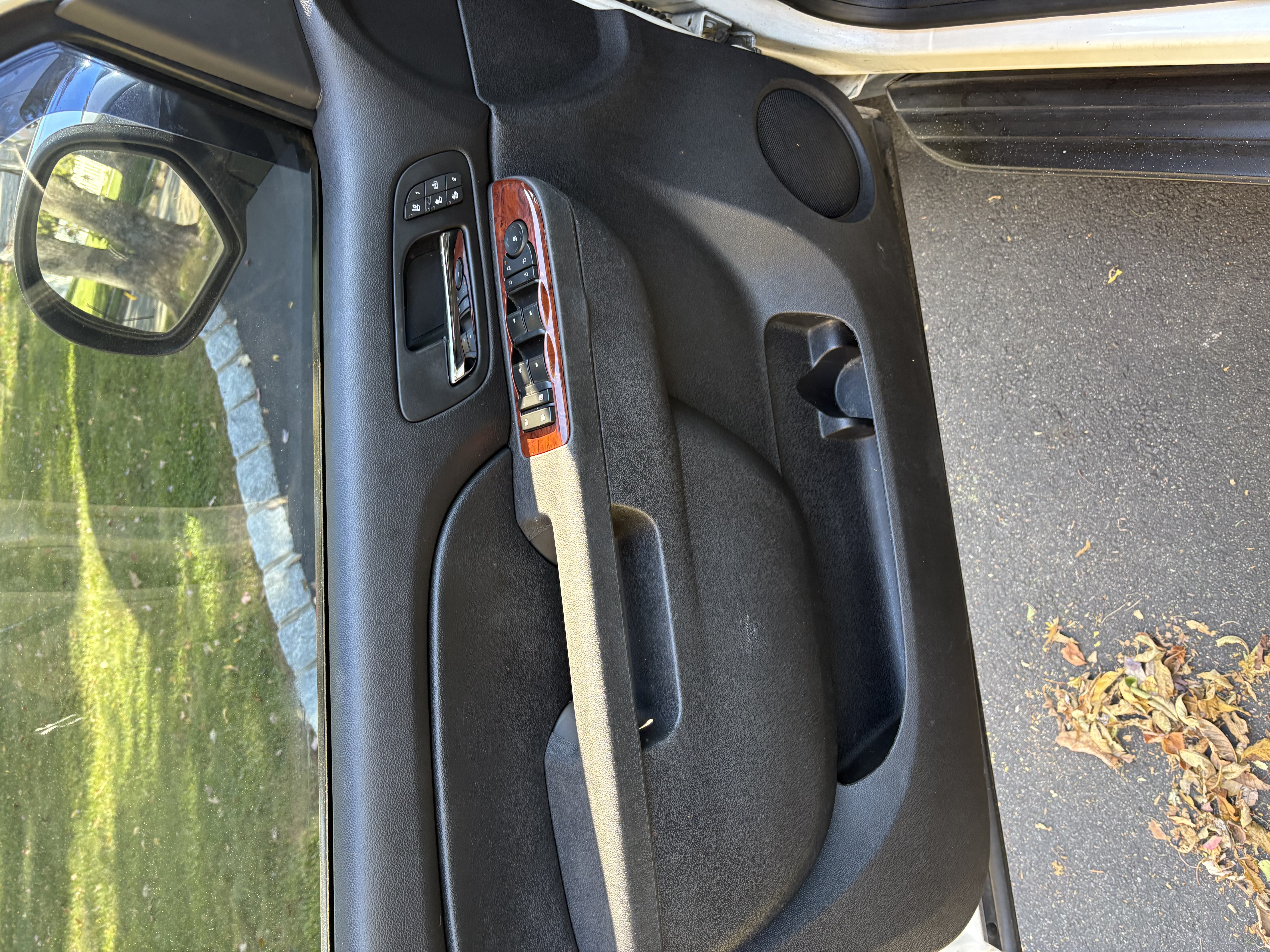 Used 2012 Chevrolet Avalanche LTZ AWD/4WD image 20