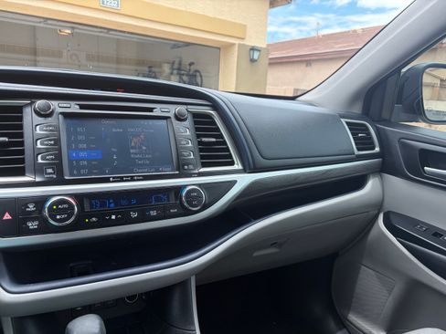 Used 2017 Toyota Highlander Limited w/ Carpet Mat Package FWD image 4