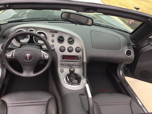 Used 2008 Pontiac Solstice GXP w/ Premium Package RWD image 17