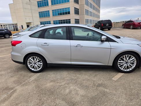 Used 2017 Ford Focus Titanium w/ Titanium Technology Package image 8