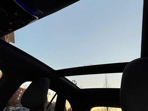 Used 2025 Mercedes-Benz GLC 300 4MATIC image 14