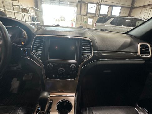 Used 2017 Jeep Grand Cherokee Overland image 14
