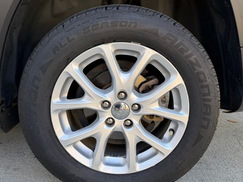 Used 2016 Jeep Cherokee Sport image 16