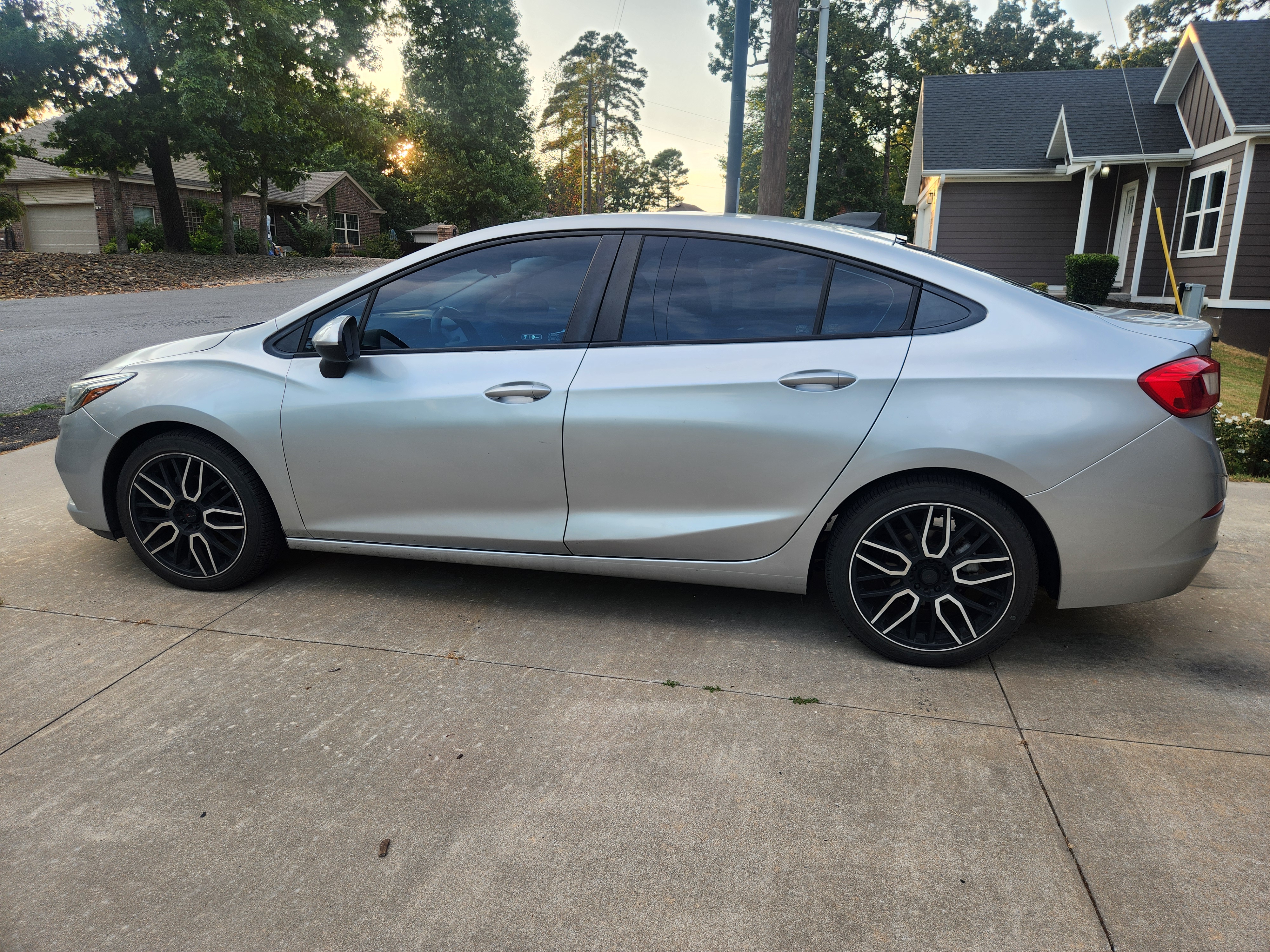 Used 2017 Chevrolet Cruze LS FWD image 1