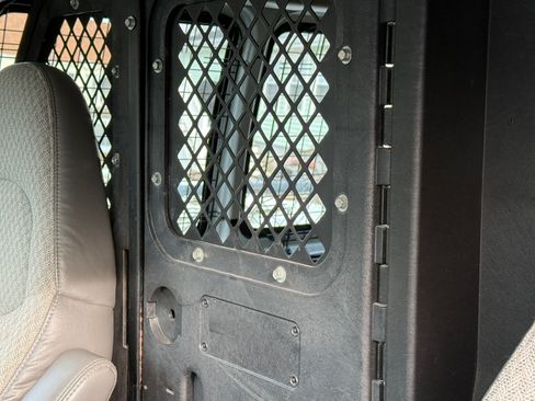 Used 2009 Chevrolet Express 1500 image 2