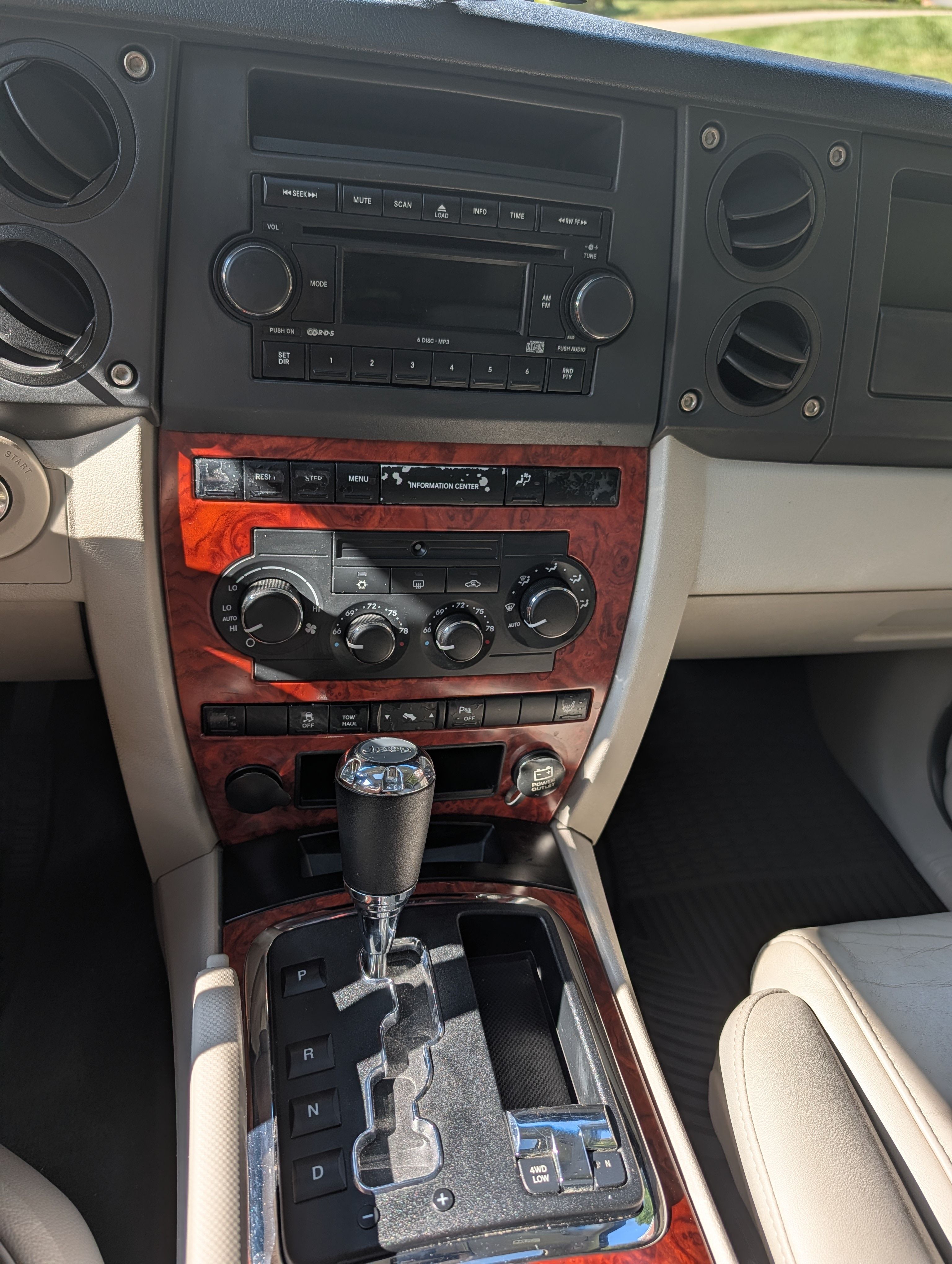 Used 2006 Jeep Commander Limited AWD/4WD image 11