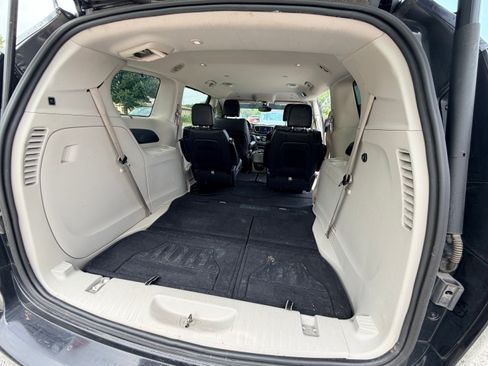 Used 2019 Chrysler Pacifica Touring-L FWD image 12