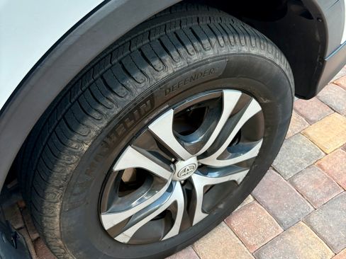 Used 2017 Toyota RAV4 LE AWD/4WD image 19