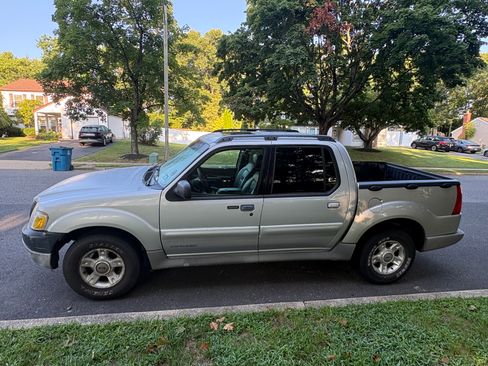 Used 2001 Ford Explorer Sport Trac 4x4 image 2