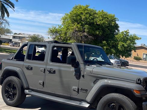 Used 2019 Jeep Wrangler Unlimited Sahara image 2