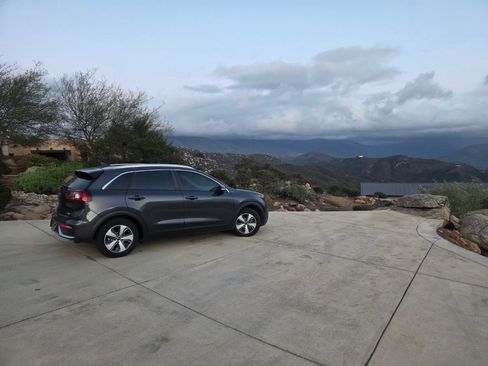 Used 2018 Kia Niro EX Premium image 8