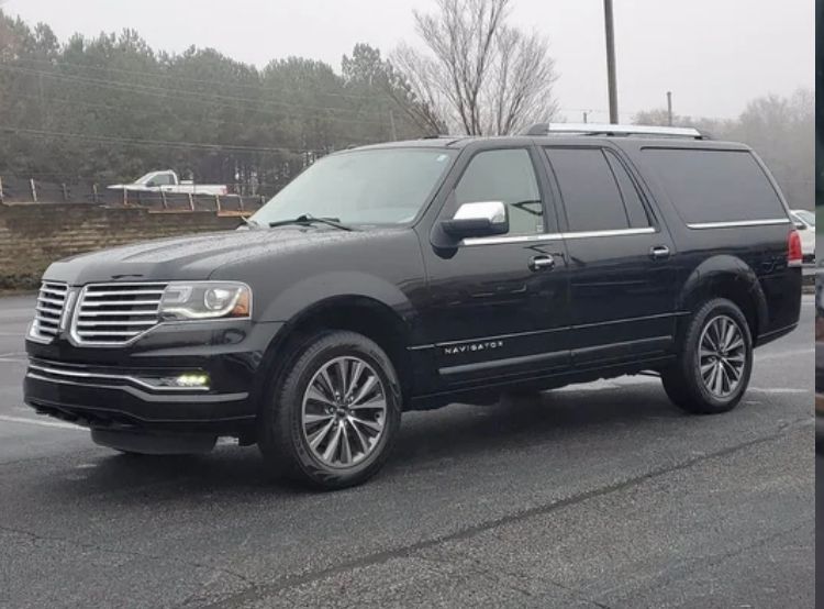 Used 2017 Lincoln Navigator L Select RWD image 11