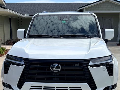Used 2024 Lexus GX 550 w/ Cold Area Package AWD/4WD image 9