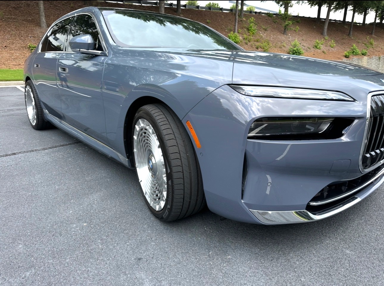 Used 2024 BMW i7 eDrive50 w/ M Sport Package RWD image 9