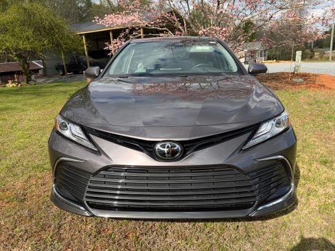 Used 2021 Toyota Camry XLE image 2