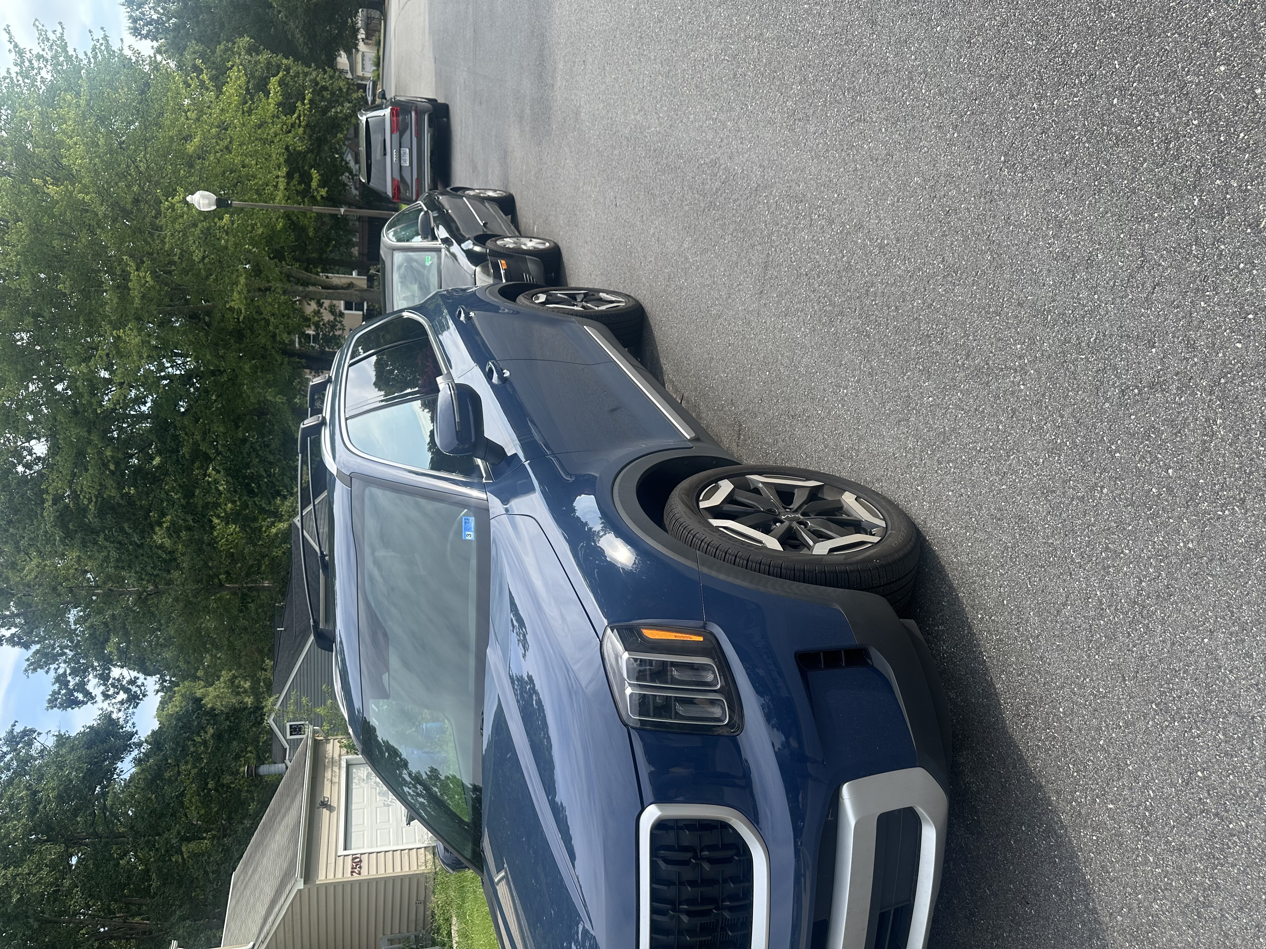 Used 2024 Kia Telluride EX w/ EX Captain's Chair Package FWD image 1