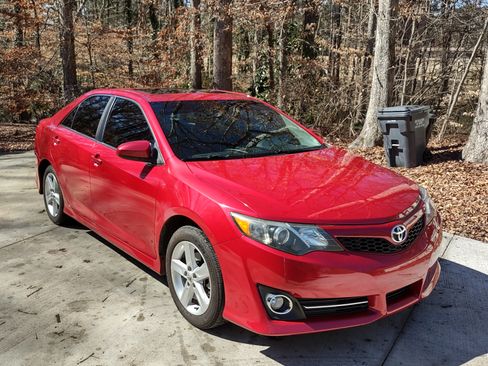 Used 2012 Toyota Camry SE image 1