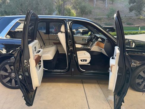 Used 2023 Rolls-Royce Cullinan w/ Cullinan Package image 11
