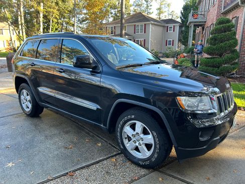 Used 2011 Jeep Grand Cherokee Laredo w/ Security & Convenience Group image 2