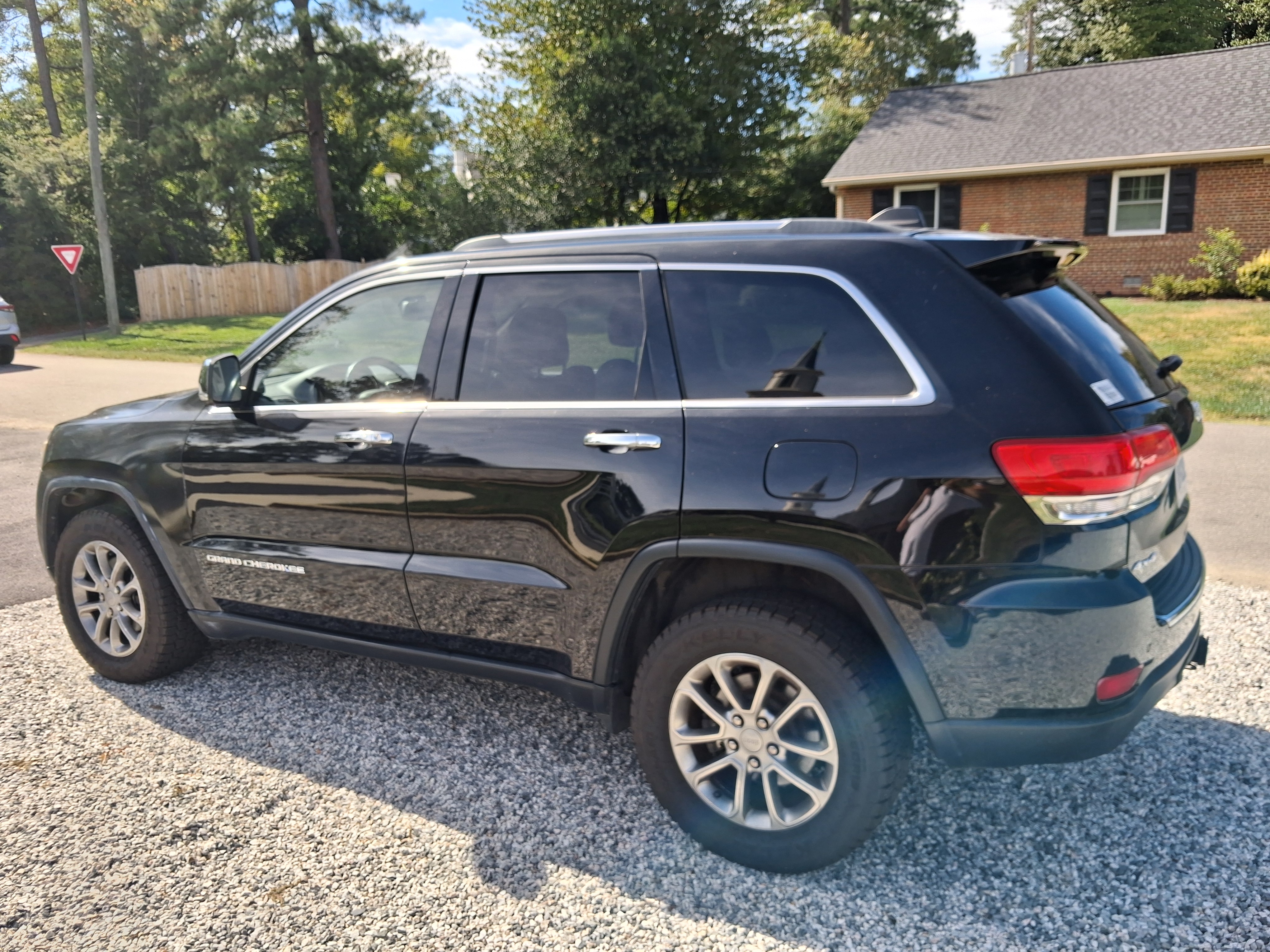 Used 2016 Jeep Grand Cherokee Limited AWD/4WD image 2