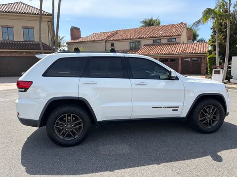 Used 2017 Jeep Grand Cherokee Laredo image 12