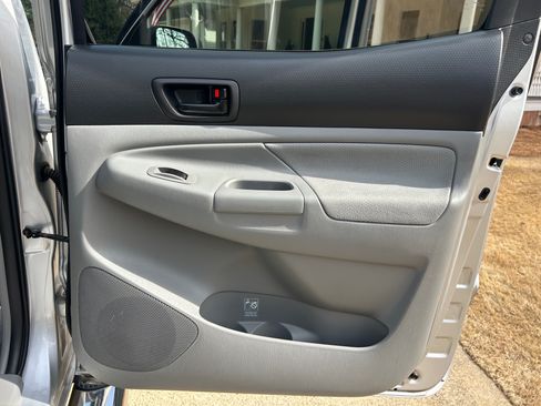 Used 2011 Toyota Tacoma PreRunner w/ SR5 Pkg #2 image 15