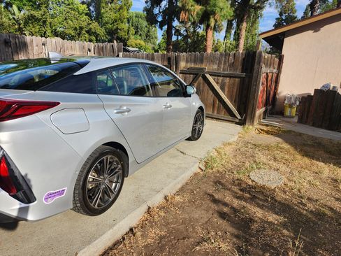 Used 2019 Toyota Prius Prime Advanced w/ Carpet Mat Package image 9