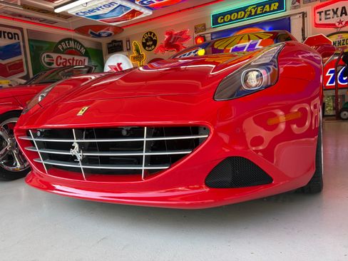 Used 2015 Ferrari California T RWD image 9