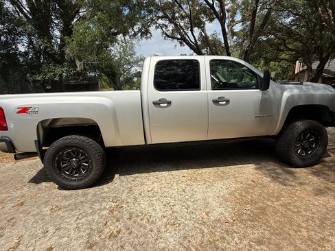 Used 2011 Chevrolet Silverado 2500 LT w/ Interior Plus Package image 4
