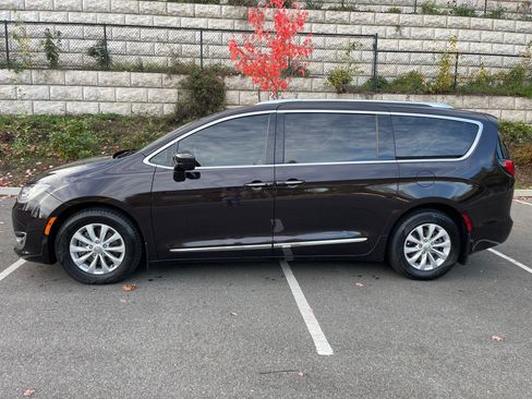 Used 2018 Chrysler Pacifica Touring-L Plus w/ Advanced Safetytec Group image 2