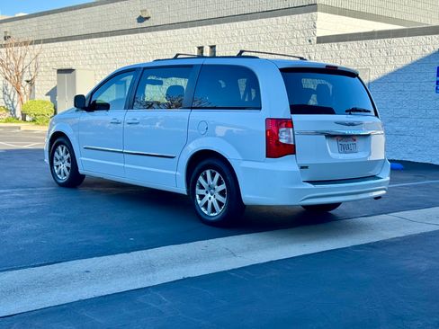 Used 2016 Chrysler Town & Country Touring image 6