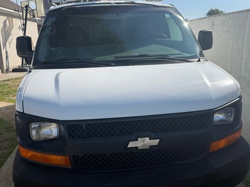 Used 2008 Chevrolet Express 2500 image 2